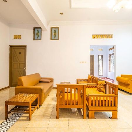 Spot On 2395 Hotel Aden 2 Syariah Тасикмалая Екстериор снимка