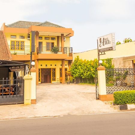 Spot On 2395 Hotel Aden 2 Syariah Тасикмалая Екстериор снимка