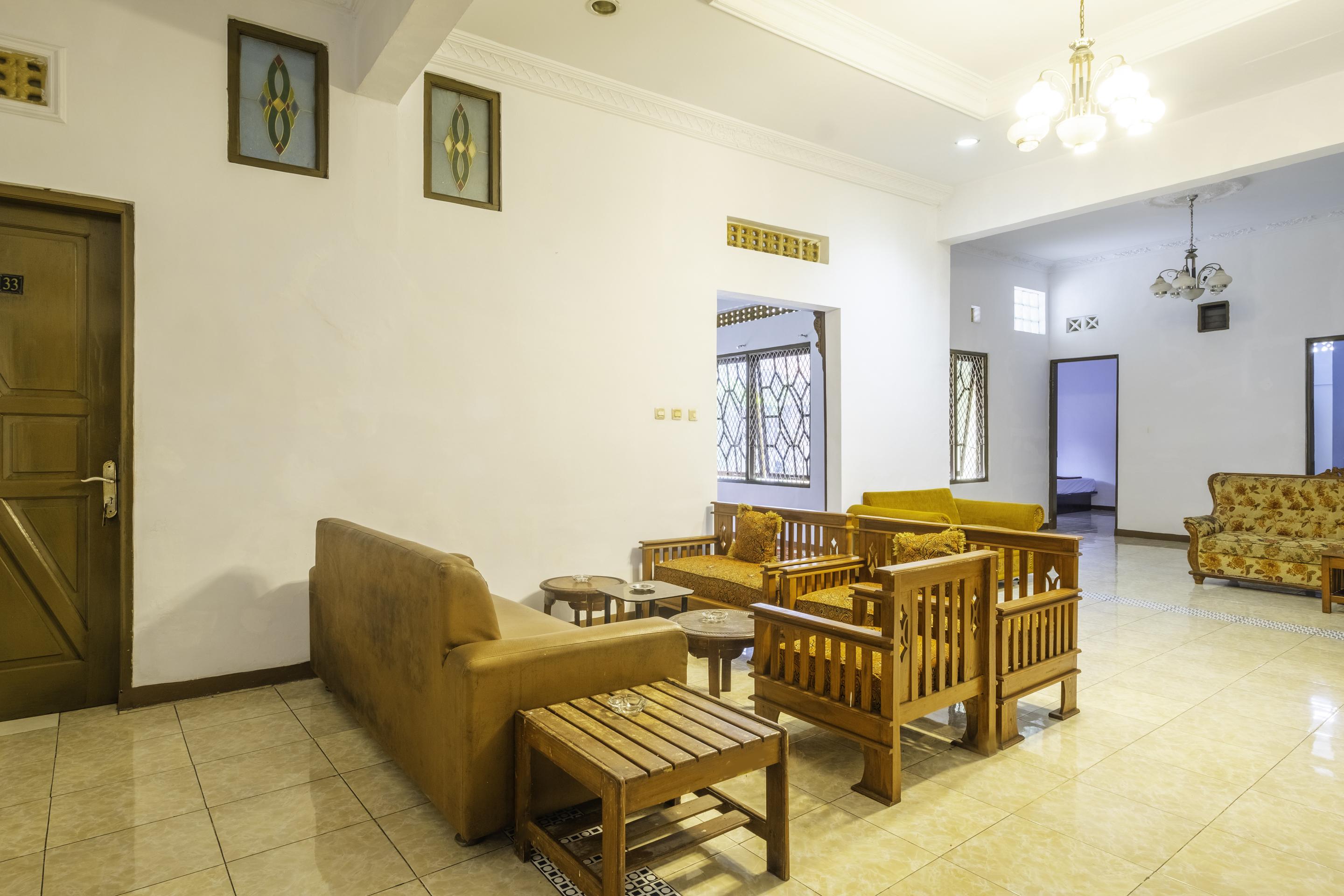 Spot On 2395 Hotel Aden 2 Syariah Тасикмалая Екстериор снимка